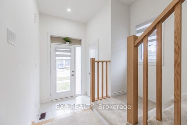 Townhouse For Lease | X8120396 - Photo 1