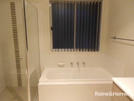 Executive Family Home In Renwick Estate - Photo 4