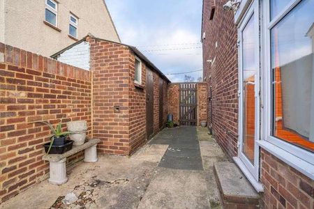 Constable Road, Northfleet, Gravesend, Kent, DA11 - Photo 2