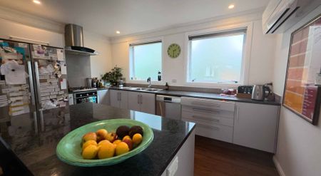 Very Large Modern Pet Friendly Home - Genuine Long Term - Photo 4