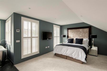 This beautifully presented mews house has been fully renovated, offering contemporary luxury within a charming cobbled setting, with natural light from both the front and rear elevations. - Photo 4