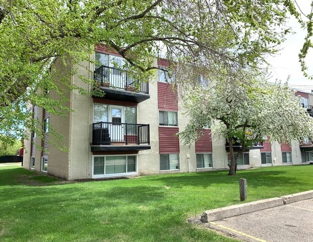 WELLINGTON ARMS!! PREMIUM 1 bedroom unit | 13308 127 Street Northwest, Edmonton - Photo 1