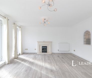 4 bedroom house to rent Admiral Stirling Court, Weystone Road, Weyb... - Photo 3