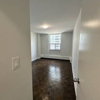 AVAILABLE NOW!!! 1-Bedroom Apartment w/ SOUTH EXPOSURE - Photo 3