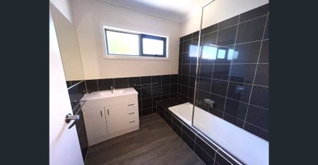 Three bedroom Townhouse - Photo 3