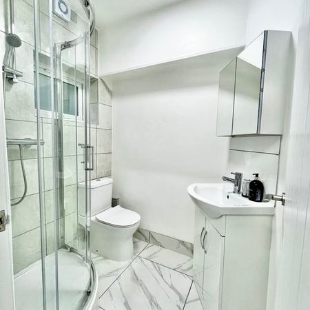 1 Bed Flat, Western Avenue, NW11 - Photo 3