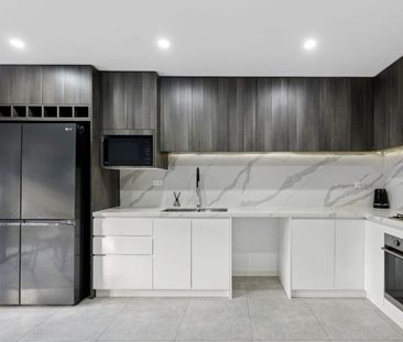 Splendid contemporary townhome in esteemed address - Photo 5