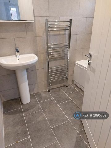 4 bedroom end of terrace house to rent - Photo 3