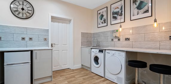 The 'It's Bigger On The Inside' Property Studio 1 - Photo 2