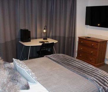 Bedroom Detached House In Bournemouth, BH9 - Photo 2