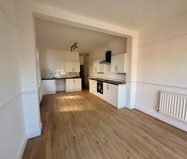 A three bedroom Mid Terraced House - Photo 3