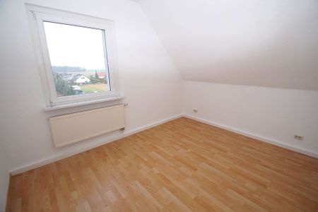 3-Zimmer-Wohnung im Dachgeschoß mit separater Küche und Dusche, renoviert, ab sofort - Photo 2