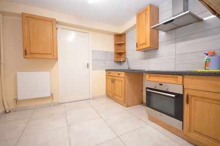 2 Bed Terraced House, Green Street, E7 - Photo 3