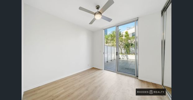 Timber flooring | Practical split level design | Super convenient location - Photo 1