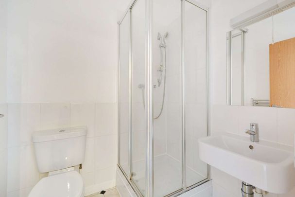 Two bedroom modern apartment with a balcony in Dalston. - Photo 1