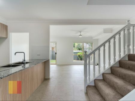 NEWLY RENOVATED 2 BEDROOM TOWNHOUSE - AIR CONDITIONED - Photo 4
