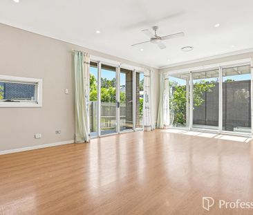 Family Home - Walk to Rouse Hill Town Centre - Photo 2