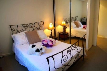 Fully Furnished Riverside Retreat in the Heart of Parramatta! - Photo 3