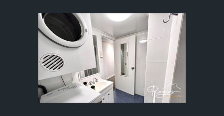 Stylish Fully Furnished 1-Bedroom Apartment in the Heart of Surfers Paradise - Photo 2