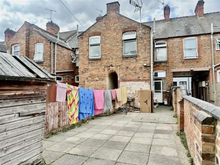 2 bedroom terraced house to rent - Photo 4