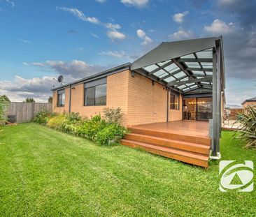 FAMILY LIVING IN SOUGHT AFTER CAVERSHAM WATERS ESTATE - Photo 4