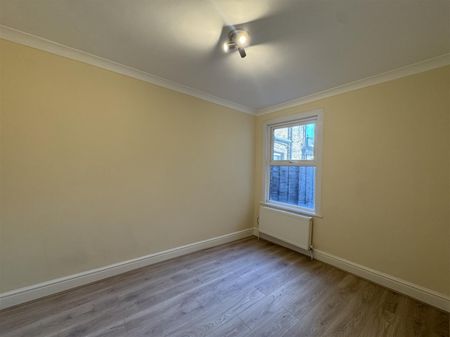 7 Bedroom House - Mid Terrace To Let - Photo 3