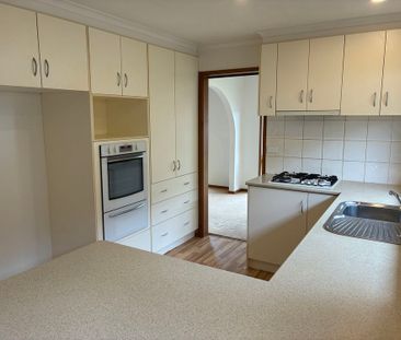 THREE BEDROOM FAMILY HOME - Photo 3