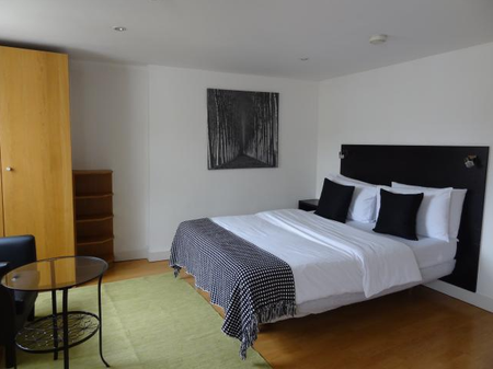 A charming studio apartment on the third floor in the vibrant area of Bloomsbury, London WC1H. - Photo 2
