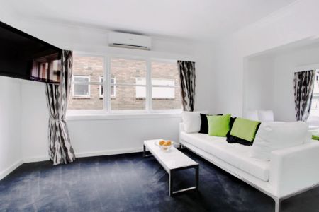 Bright studio near South Yarra Station train station - Photo 5