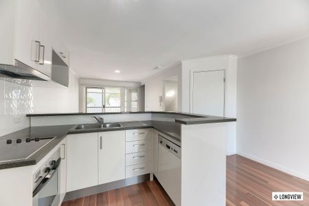 Modern, Stylish Tri Level Townhouse in the heart of Paddington! - Photo 4