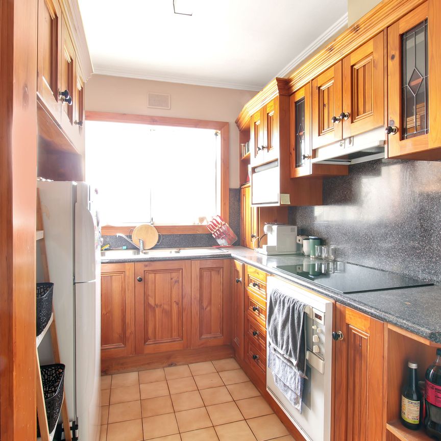 Cosy, Lovely Partly-Furnished Unit! - Photo 1