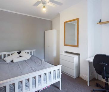 Room in a Shared House, Thackeray Road, SO17 - Photo 2