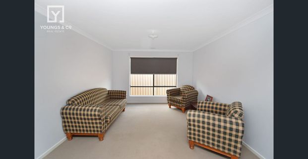 LARGE FOUR BEDROOM HOUSE - GOOD CONDITION - Photo 1