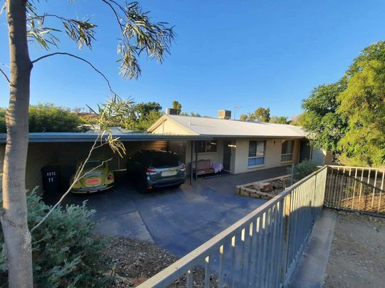 3 BEDROOM, 2 BATHROOM HOUSE IN LARAPINTA ON QUIET STREET - Photo 1