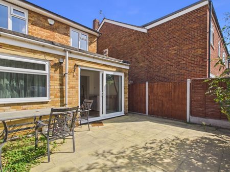 Horton Road, Staines-upon-Thames, Surrey,TW19 - Photo 5