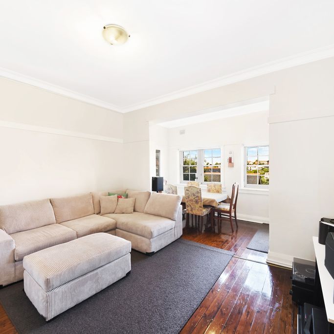 Gorgeous Views In Art-Deco Boutique Block - Photo 1