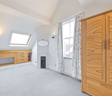 A period family home - Photo 2