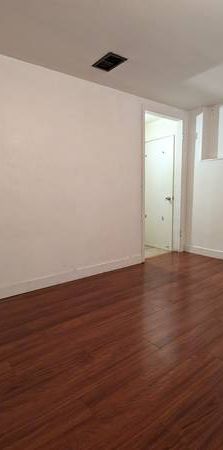 A single house with 1 bed 1 bath at the rear floor - Photo 1