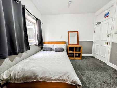 1 bedroom in a house share to rent - Photo 4