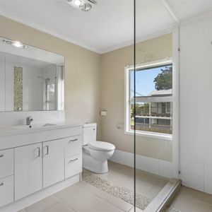 Renovated Spacious One-Bedroom Unit with kitchenette - Photo 3