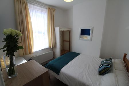 4 bedroom terraced house to rent - Photo 3
