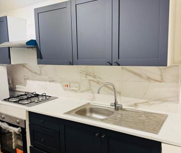 3 bedroom flat to rent - Photo 5