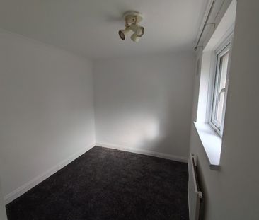 3 Bed Terraced House, Ayres Close, E13 - Photo 5