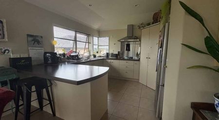 Sunny 3-Bedroom Home in Stunning Ngongotahā - Photo 4