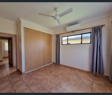 Spacious Family Home Located in Marinelli Estate - Photo 3