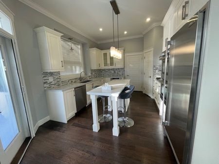 Beautiful Contemporary Upper House/Three Bedrooms Plus Den - Photo 4