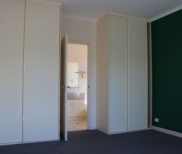 Neat 3 Bedroom Home with a bit of colour! - Photo 4