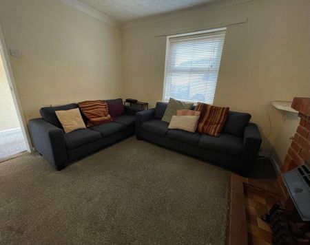 5 bedroom detached house to rent - Photo 2