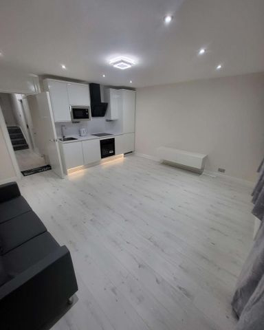 1 bedroom in a flat share to rent - Photo 4