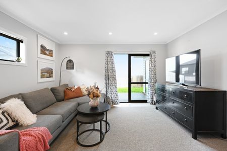 Welcome to this charming two-bedroom, single-bathroom home located in the heart of Huntington, one of the most sought-after rental areas in the region. - Photo 3